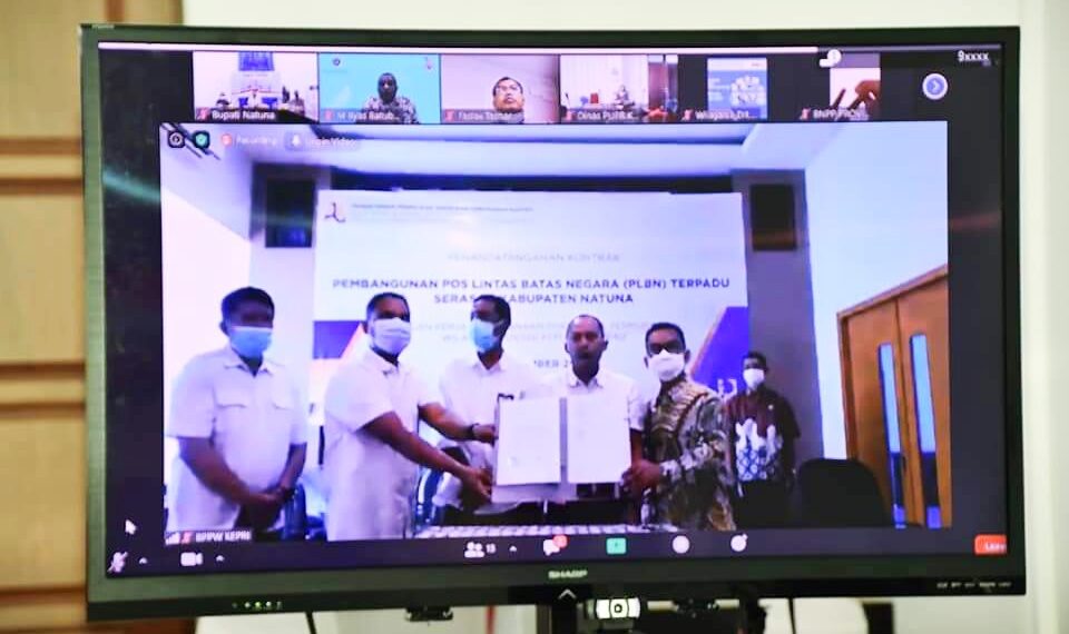 Tanda Tangani Kontrak Pembangunan PLBN Terpadu Serasan Bersama Direktur Bina Penataan Bangunan Kementerian PUPR