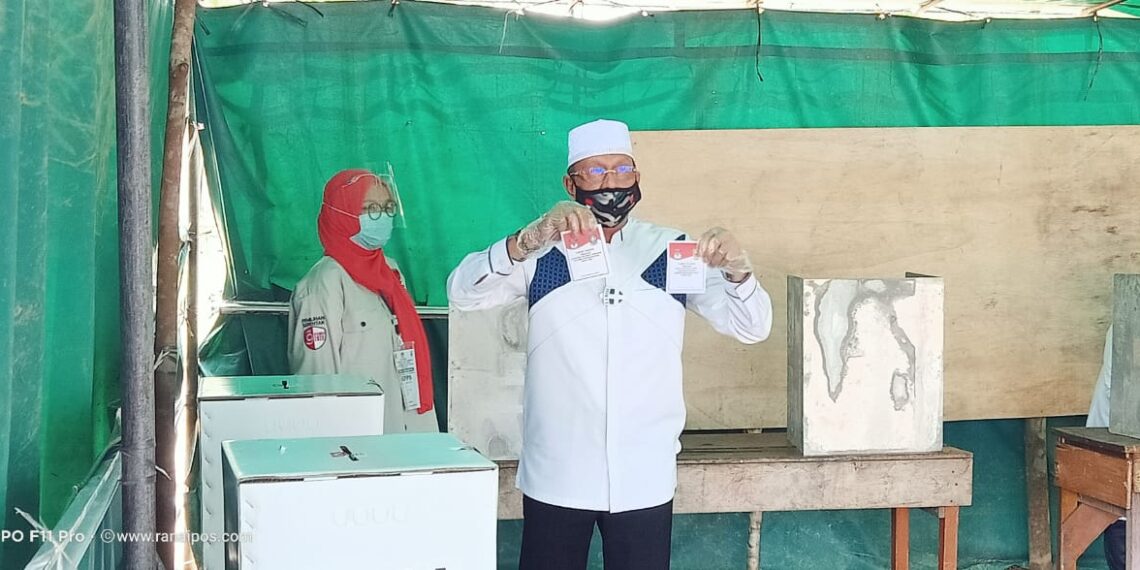 Bupati Natuna, Drs. H. A. Hamid Rizal Berikan Hak Suara Pilkada Serentak Bersama Keluarga