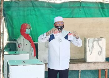 Bupati Natuna, Drs. H. A. Hamid Rizal Berikan Hak Suara Pilkada Serentak Bersama Keluarga