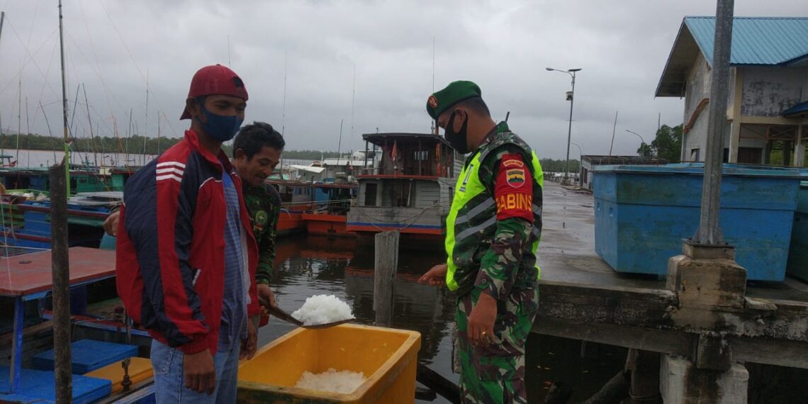 Cuaca Ekstrim, Babinsa Bandarsyah Bungtim Himbau Masyarakat Nelayan Waspada Melaut