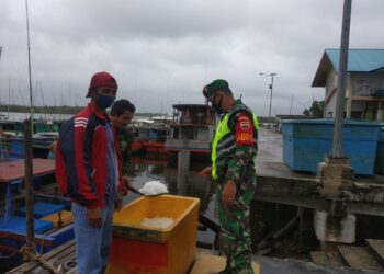 Cuaca Ekstrim, Babinsa Bandarsyah Bungtim Himbau Masyarakat Nelayan Waspada Melaut