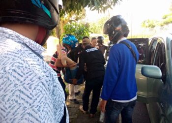 Laka Tunggal, Pengandara Motor Tak Beridentitas Tabrak Tembok Rumah Pingsan