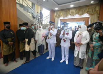 Prosesi Adat Melayu Tabur Beras Kunyit, Sambut Rudi-Amsakar Usai Dilantik