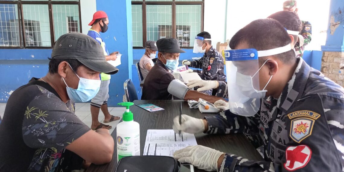 Danlanal Ranai Beserta Dandenpomal tinjau Vaksinasi Di Pelabuhan, Berharap Nahkoda dan ABK Kapal Niaga Aman Dari Covid 19