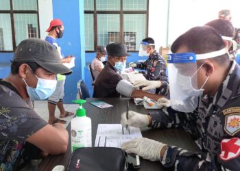 Danlanal Ranai Beserta Dandenpomal tinjau Vaksinasi Di Pelabuhan, Berharap Nahkoda dan ABK Kapal Niaga Aman Dari Covid 19