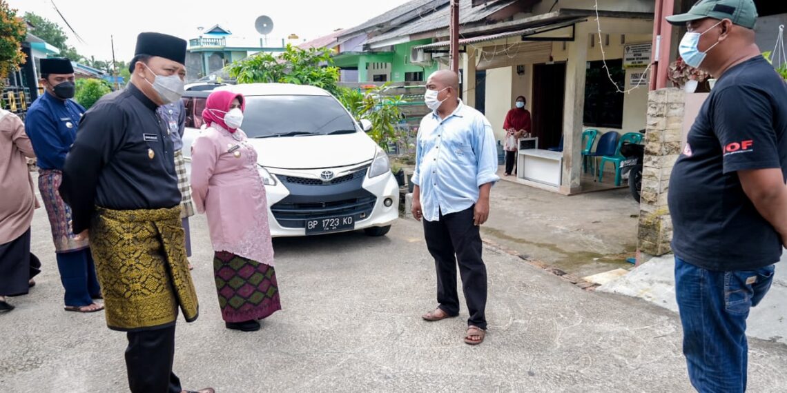 Baznas Pemko Tanjungpinang Berikan Sembako Kepada Keluarga Terkonfirmasi Covid-19