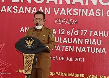 Bupati Natuna Wan Siswandi Dampingi Gubernur Kepri Tinjau Pencanangan Vaksinasi Perdana Usia 12-17 Tahun