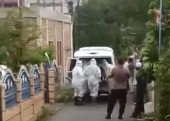 Korban Covid-19 Meninggal Saat Jalankan Karantina Madiri, Satu Keluarga di Angkut Ambulan dengan APD Lengkap 