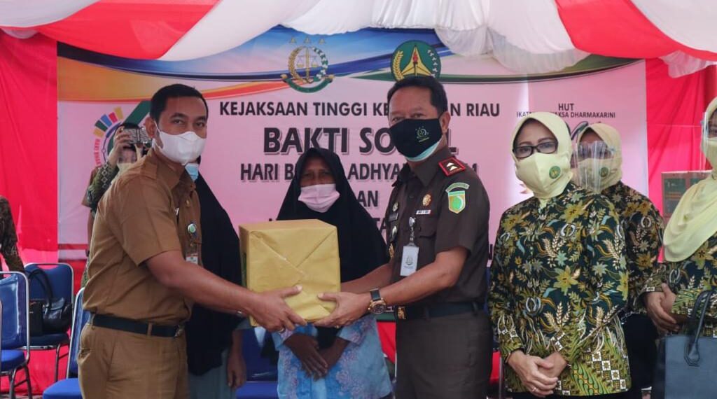 Sempena Hari Bhakti Adhyaksa, Kejati Kepri Bagikan 1.273 Paket Sembako