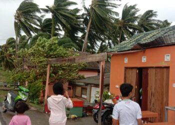 Angin Kencang Porak-porandakan Rumah Warga Sepempang