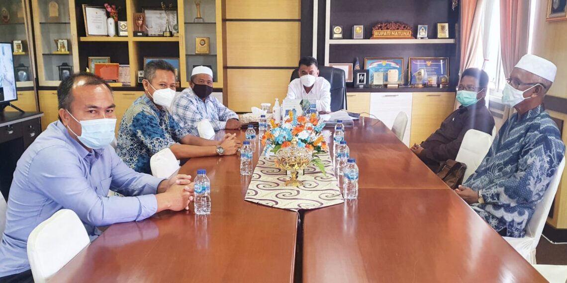 Bupati Natuna Sambut Baik Silaturahmi Panitia Mubes Provinsi Kepulauan Natuna Anambas di Ruang Kerjanya