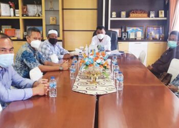 Bupati Natuna Sambut Baik Silaturahmi Panitia Mubes Provinsi Kepulauan Natuna Anambas di Ruang Kerjanya