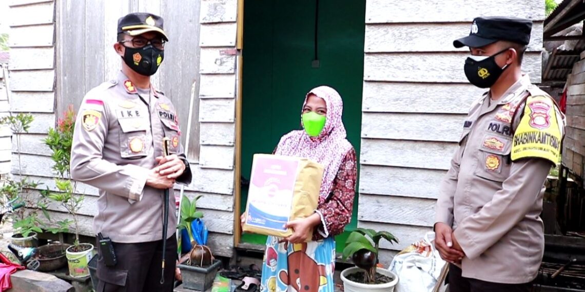 Dampak Pandemi, Bakti Sosial Polres Natuna Bagikan Sembako Ke Masyarakat Pesisir