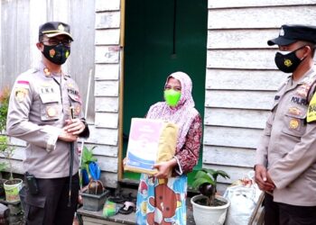 Dampak Pandemi, Bakti Sosial Polres Natuna Bagikan Sembako Ke Masyarakat Pesisir