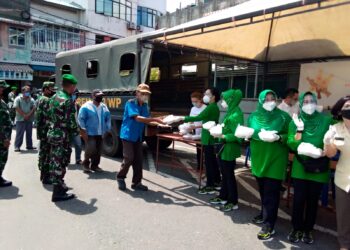 Aksi Nyata Peduli Sesama, Persit Korem 033 WP Bagikan Sembako