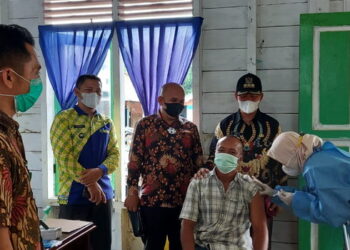 Ketua Komisi I DPRD Natuna, Wan Arismunandar Tinjau Vaksinasi dan Apresiasi Tim Medis