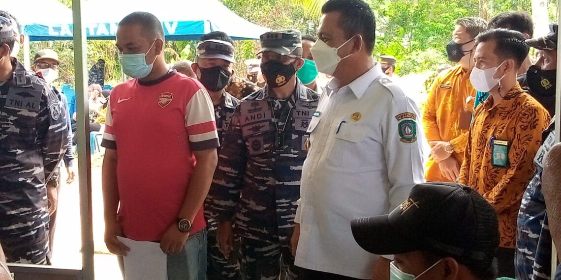 Gubernur Ansar Ahmad Tinjau Vaksinasi Masyarakat Maritim