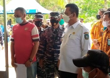 Gubernur Ansar Ahmad Tinjau Vaksinasi Masyarakat Maritim