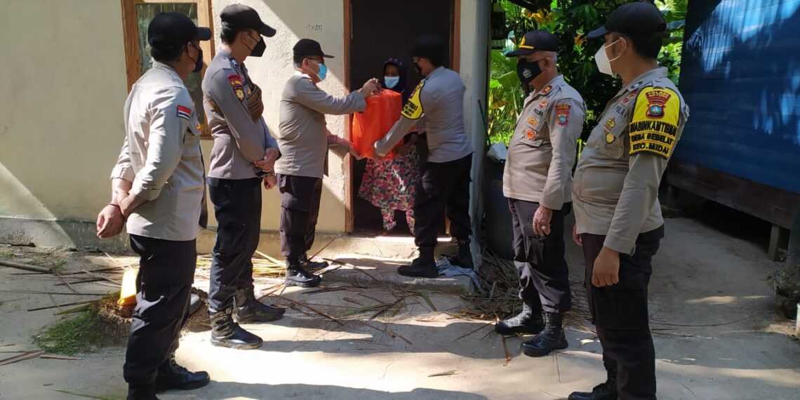 Tak Kenal Hari Libur, Polsek Midai Bagikan Bantuan Sosial Kepada Masyarakat