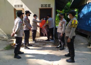 Tak Kenal Hari Libur, Polsek Midai Bagikan Bantuan Sosial Kepada Masyarakat