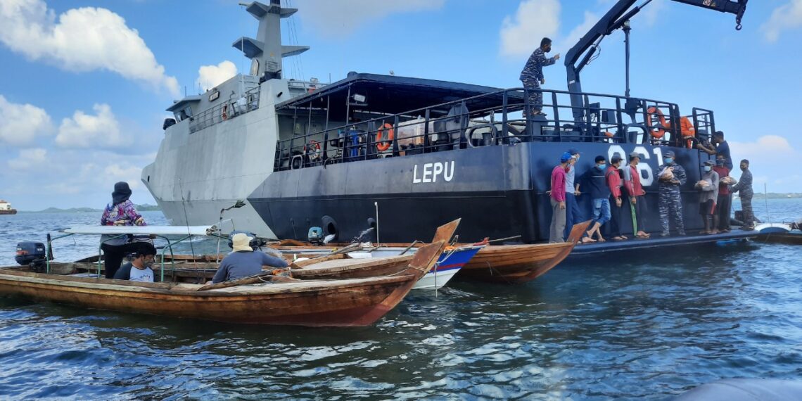 Guskamla Koarmada I Bagi Paket Sembako Ke Nelayan