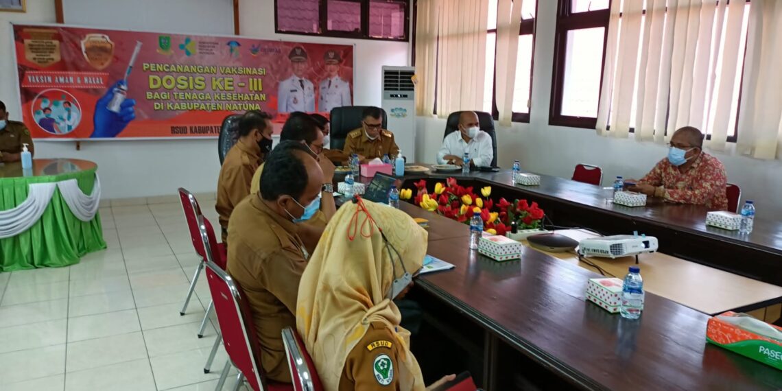 Bupati Natuna Wan Siswandi, Hadiri Pencanangan Vaksinasi Dosis Ke-III Bagi Nakes Kepri Secara Virtual