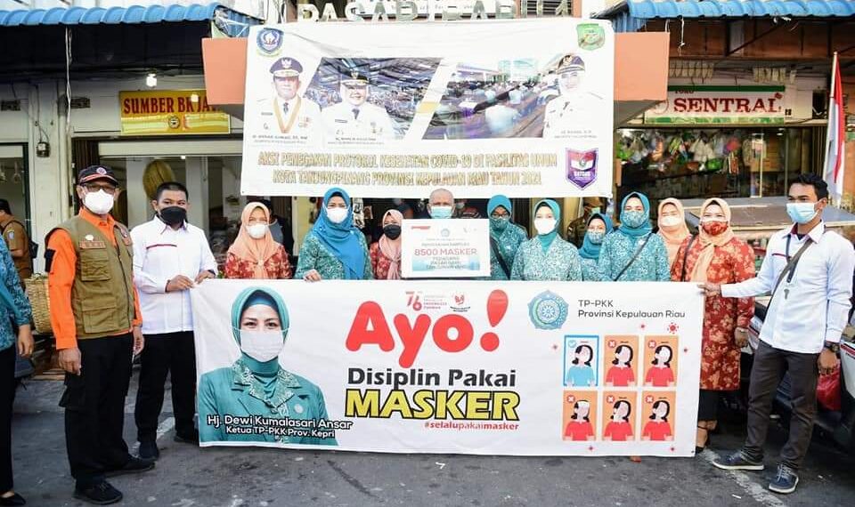 TP-PKK Provinsi Kepri Hj. Dewi Ansar Bagikan 20.000 Masker