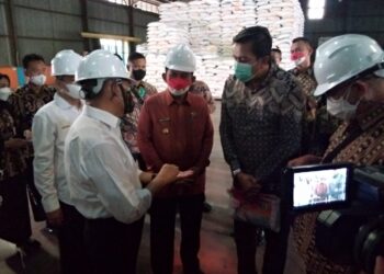 Kunjungi Kepri, Kemenko PMK RI Tinjau Kelayakan Beras di Gudang Bulog 