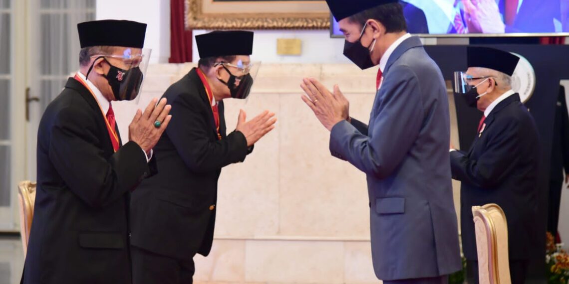 Presiden Jokowi Anugerahkan Tanda Kehormatan Ke 335 Tokoh 