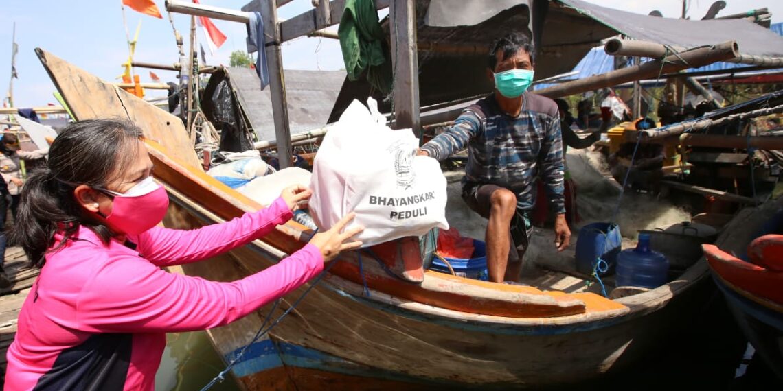 HKGB Ke-69, Ketum Bhayangkari Blusukan Bagikan Bansos ke Nelayan Muara Angke