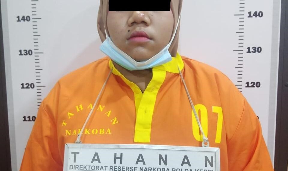 Polisi Rinkus Wanita Pembawa Narkoba Jenis Putaw di Batam