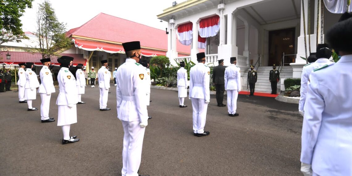 Tim Indonesia Tangguh Kibarkan Sang Merah Putih di Istana Merdeka