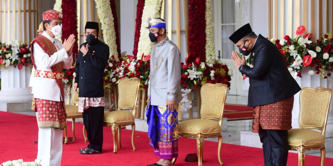 Pimpin Upacara Kemerdekaan, Presiden Jokowi Kenakan Pakaian Adat Lampung