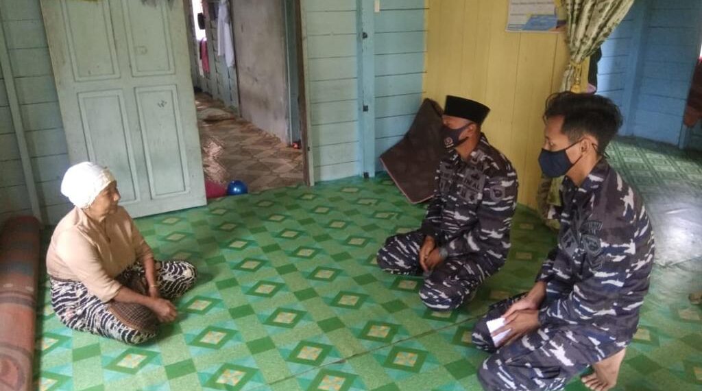 Satgas Komposit Marinir Natuna Berbagi Jumat Berkah.