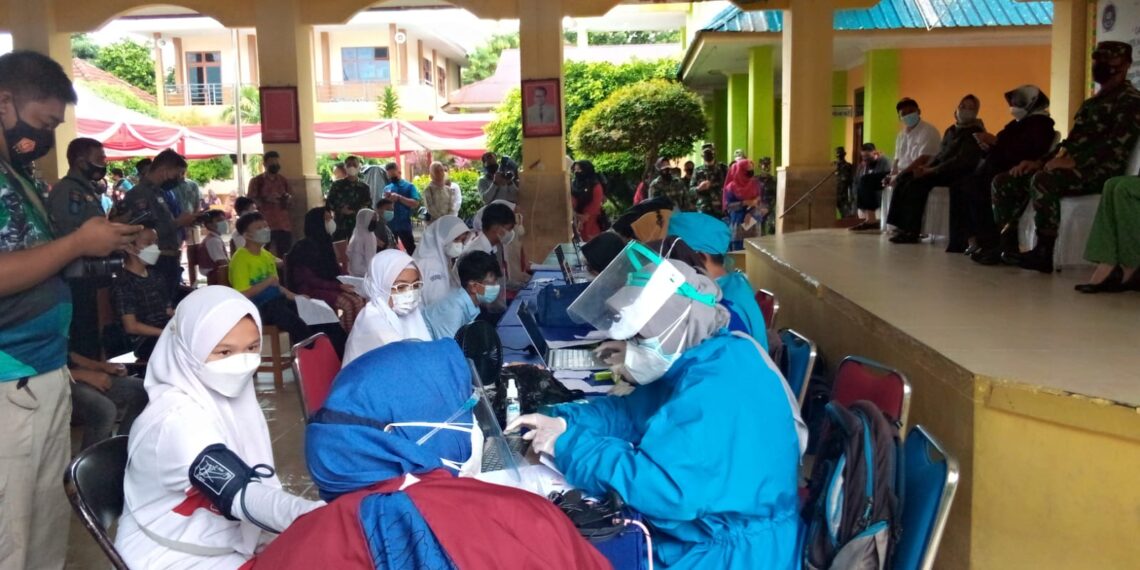 Serbuan Vaksinasi Korem 033/WP Dosis Pertama Bagi Usia 12-17 Tahun 