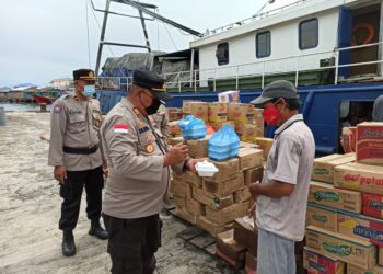 Dapur Umum Polsek Bunguran Barat, Berbagi Paket Sembako dan Nasi Bungkus