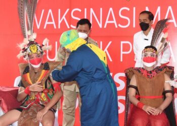 Presiden Joko Widodo Tinjau Vaksinasi Pelajar di Kota Samarinda