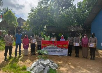 Polwan Polres Natuna Berbagi Sembako 