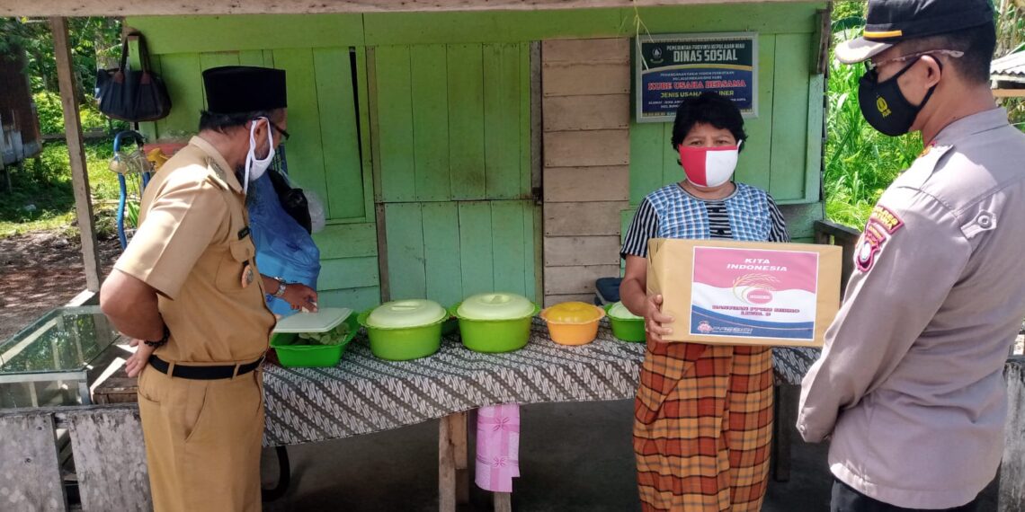 Kapolres Natuna Sambangi Warga dan Salurkan Bansos Covid_19