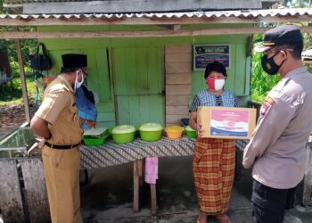 Kapolres Natuna Sambangi Warga dan Salurkan Bansos Covid_19