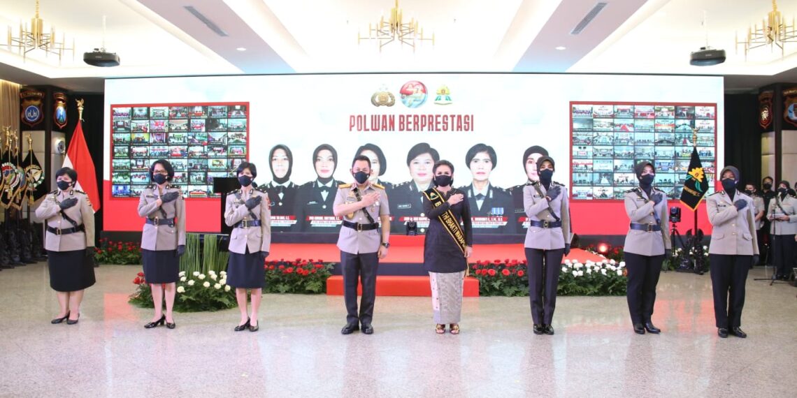 Kapolri Minta Polwan Menjadi Tauladan Masyarakat.