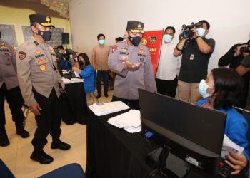 Kapolri Minta Semua Lokasi Pusat Aktivitas Warga Dipasangi Aplikasi PeduliLindungi