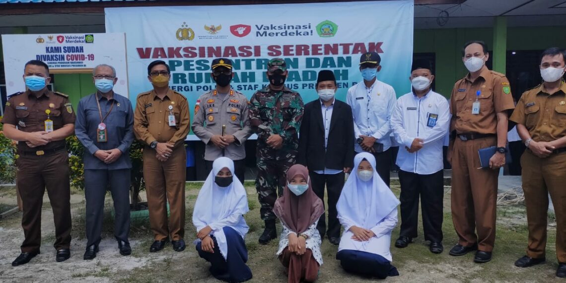 Pj. Sekda Natuna Boy Wijanarko Hadiri Kegiatan Vaksin Merdeka Oleh Polres Natuna di Ponpes Nurul Jannah.