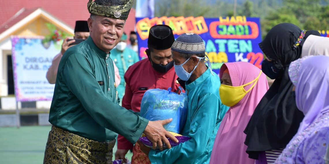 Usai Laksanakan UpacaraHUT Ke-22 Natuna, Bupati Wan Siswandi Serahkan Bansos