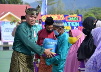 Usai Laksanakan UpacaraHUT Ke-22 Natuna, Bupati Wan Siswandi Serahkan Bansos