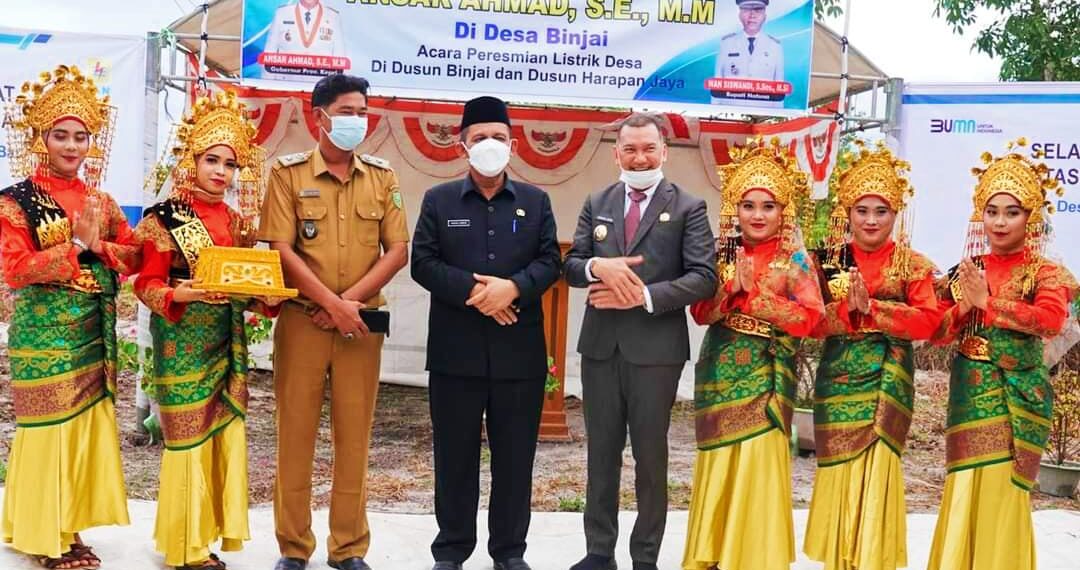 Wakil Bupati Natuna Rodhial Huda Dampinggi Gubenur Kepri Resmikan Listrik Masuk Dusun di Natuna.