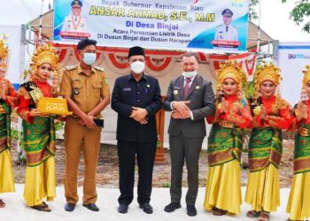 Wakil Bupati Natuna Rodhial Huda Dampinggi Gubenur Kepri Resmikan Listrik Masuk Dusun di Natuna.