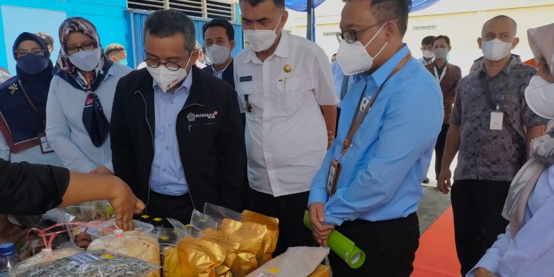 Bupati Wan Siswandi Dampingi Wamenkeu Tinjau Stand UMKM serta Coba Kuliner Khas Natuna