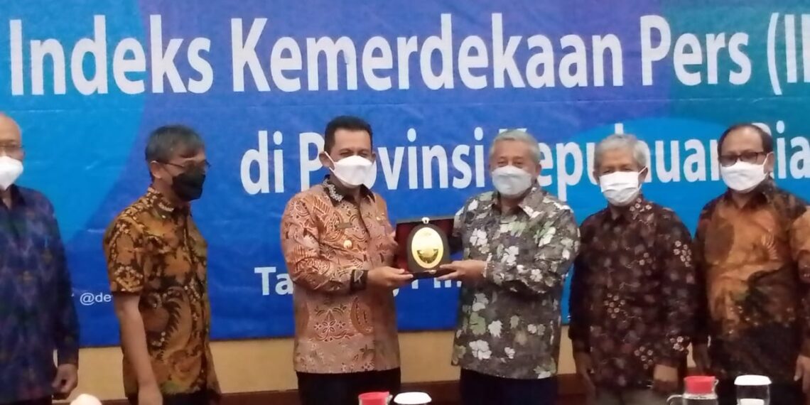 Gubernur Kepri Ansar Ahmad Terima Penghargaan Kebebasan Pers, Kepri Tercacat Nomor 1 di Indonesia