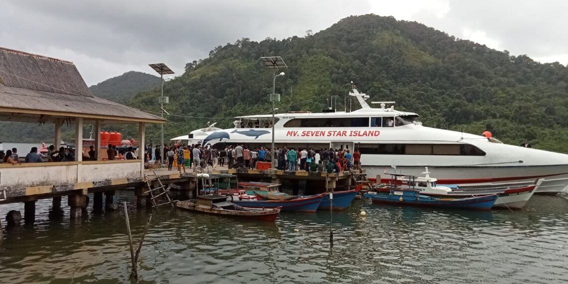 Cuma Ekstrim, MV. Seven Star Island Bersandar di Kuala Maras
